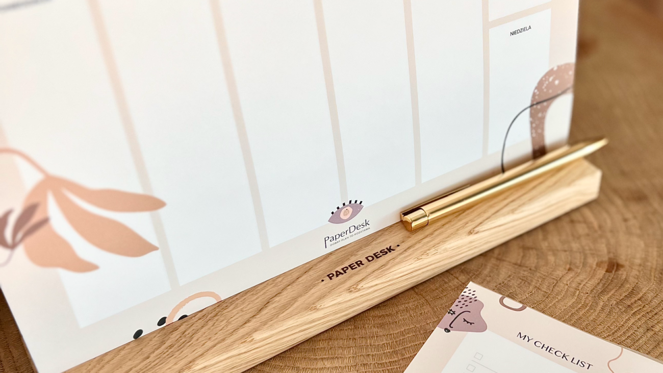 Jak ogarnąć biurko i myśli? Drewniany organizer na biurko jako element systemu produktywności