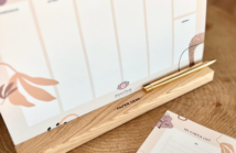 Jak ogarnąć biurko i myśli? Drewniany organizer na biurko jako element systemu produktywności