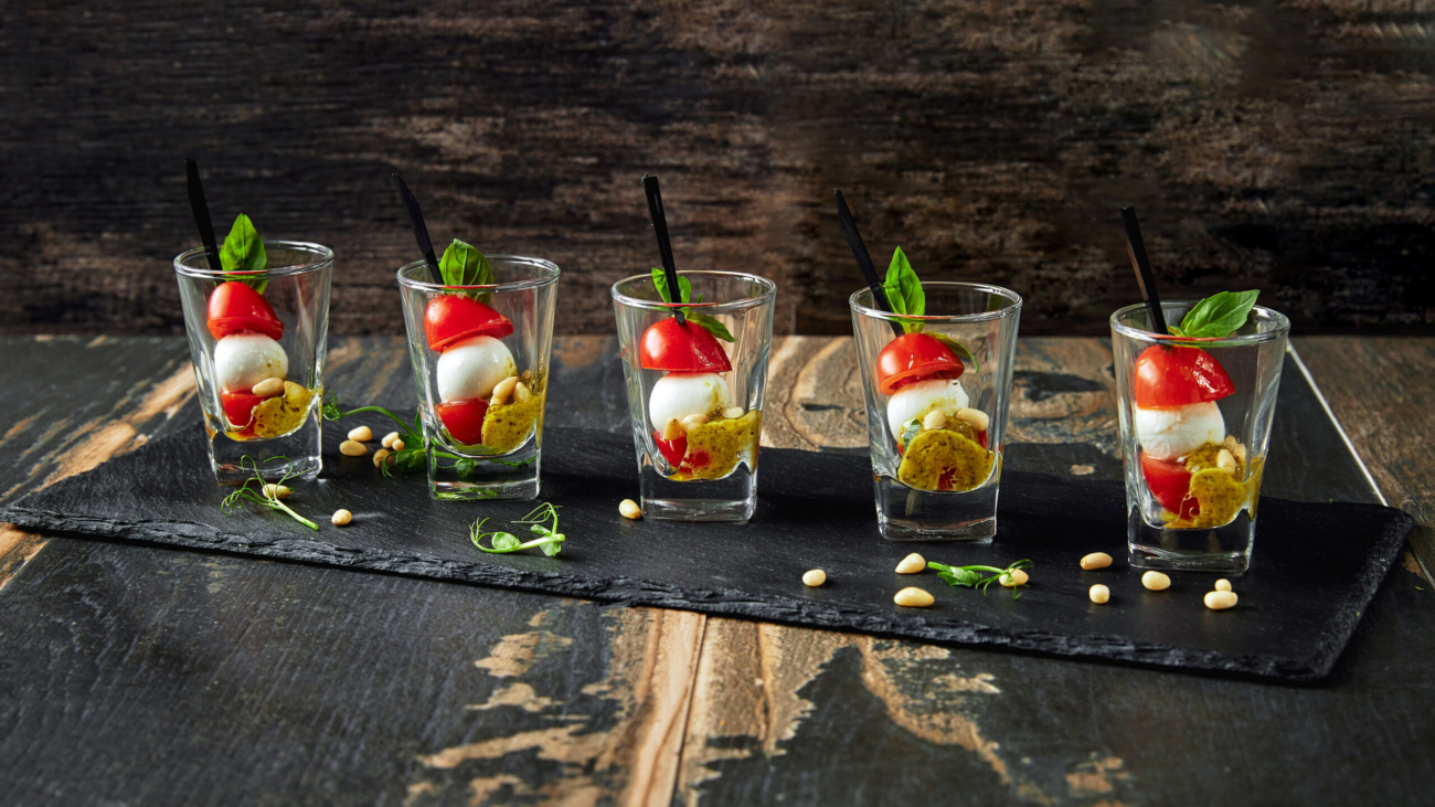 Finger food i koktajle - praktyczny format mniej formalnego spotkania firmowego