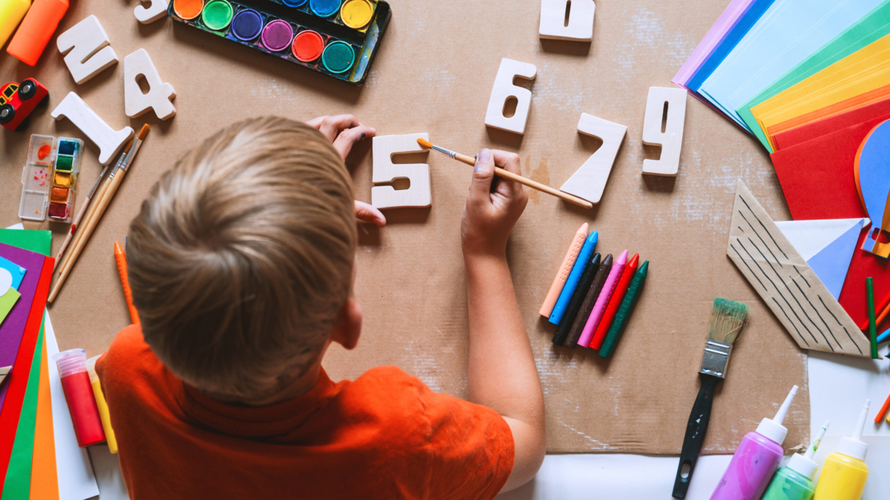 Pierwsze spotkania z matematyką - jak dzieci poznają liczby, figury i zbiory podczas zabawy?