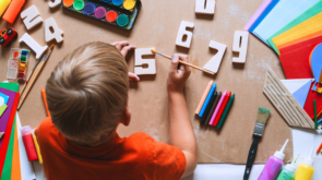 Pierwsze spotkania z matematyką - jak dzieci poznają liczby, figury i zbiory podczas zabawy?