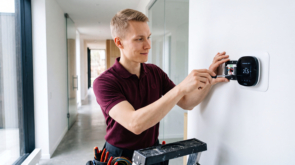Jak prawidłowo przeprowadzić instalację systemów alarmowych w domu?