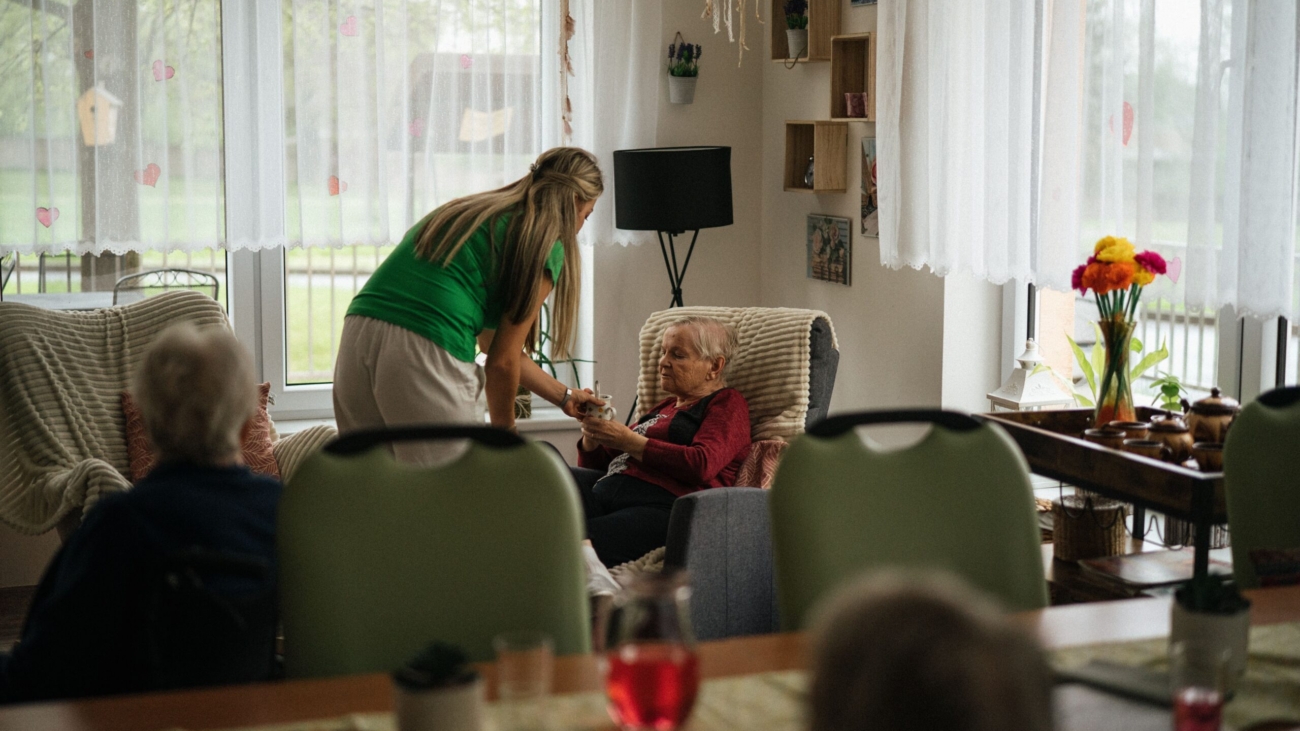 Opieka geriatryczna — na czym polega i dlaczego jest tak ważna?