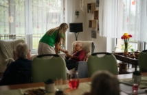 Opieka geriatryczna — na czym polega i dlaczego jest tak ważna?